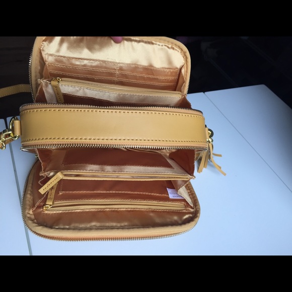 ⛔️SOLD⛔️NWOT Joy & Iman yellow cross body leather - Picture 5 of 8